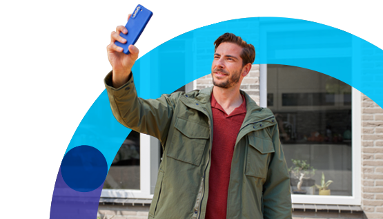 Man neemt selfie. Moneyou hypotheek